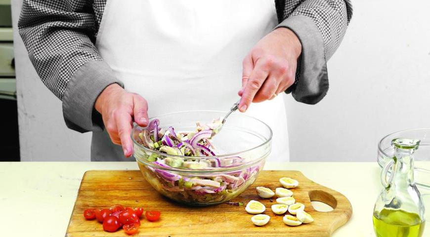 В большой салатнице смешайте подготовленное мясное ассорти, огурцы, лук, шампиньоны и каперсы. Полейте все заправкой, аккуратно перемешайте.