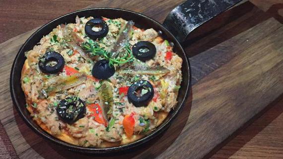 Пирог открытый с тунцом и маслинами: оригинальный рецепт