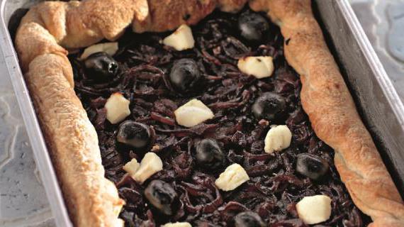 Пирог с красным луком и козьим сыром: классический французский рецепт