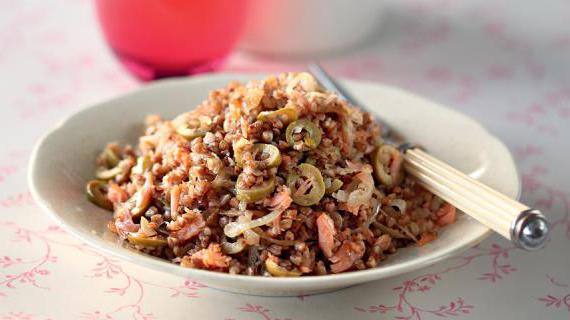 Вкусная и полезная гречневая каша с лососем, заправленная ароматным оливковым маслом