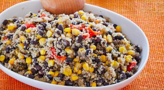 Питательное блюдо из черной фасоли, кукурузы и киноа