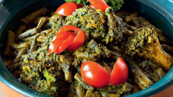 Питательное блюдо из зеленого кускуса с овощами