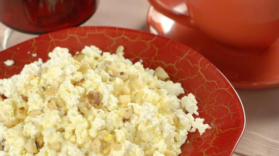 Питательный десерт: творог с медом, фундуком и кедровыми орехами