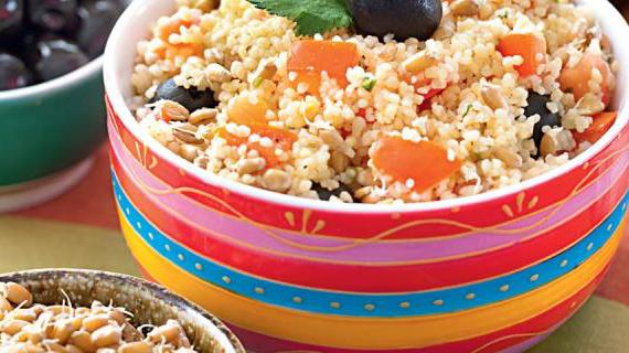 Быстрый и питательный завтрак из кускуса с пророщенной пшеницей, помидорами и маслинами