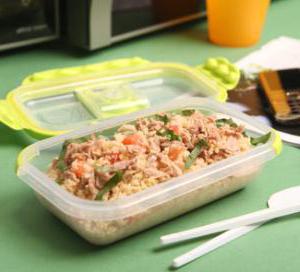 Питательный кускус с тунцом, помидорами и ароматом базилика