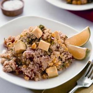 Питательный салат из киноа с кукурузой, помидорами, авокадо и ароматными специями