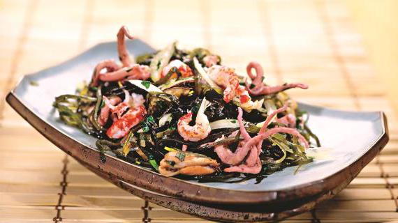 Питательный салат с морской капустой и ассорти из морепродуктов