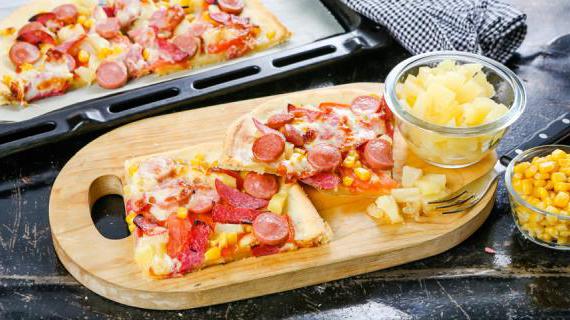 Вкусная пицца с ананасами и колбасой: оригинальный рецепт для семейного ужина