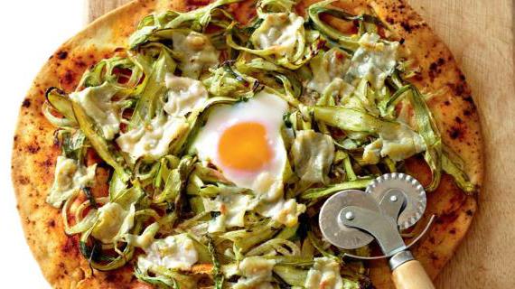 Пицца с ароматной спаржей, пикантным пармезаном и яйцом