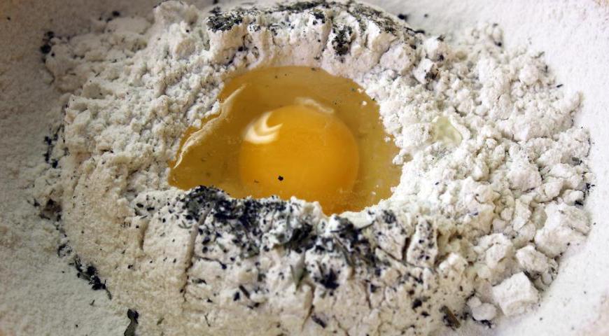 В отдельной миске просейте муку, разбейте яйцо, добавьте воду с дрожжами и мёдом, одну столовую ложку подсолнечного масла и тщательно вымесите однородное тесто. Этого количества хватит на две пиццы диаметром около 28 см.