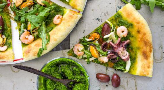 Изысканная пицца с песто и морепродуктами: незабываемый вкус для истинных гурманов