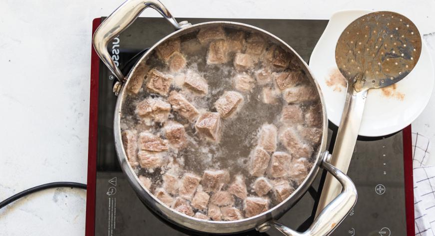 Нарежьте грудинку небольшими порционными кусочками, положите в кастрюлю, залейте 2.2 л холодной воды, поставьте на медленный огонь. После закипания убавьте огонь, снимите пену и продолжайте варить до мягкости (около 2.2 часа).
