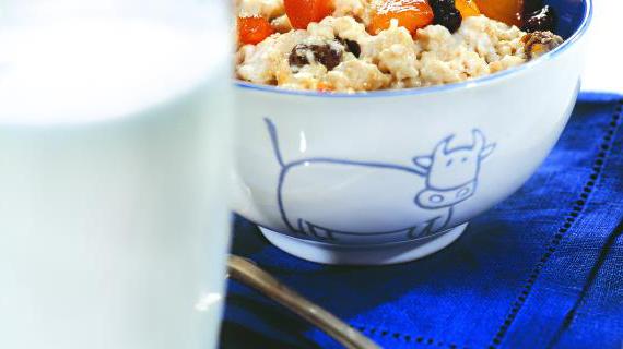 Полезная овсяная каша с ассорти из сухофруктов и медом