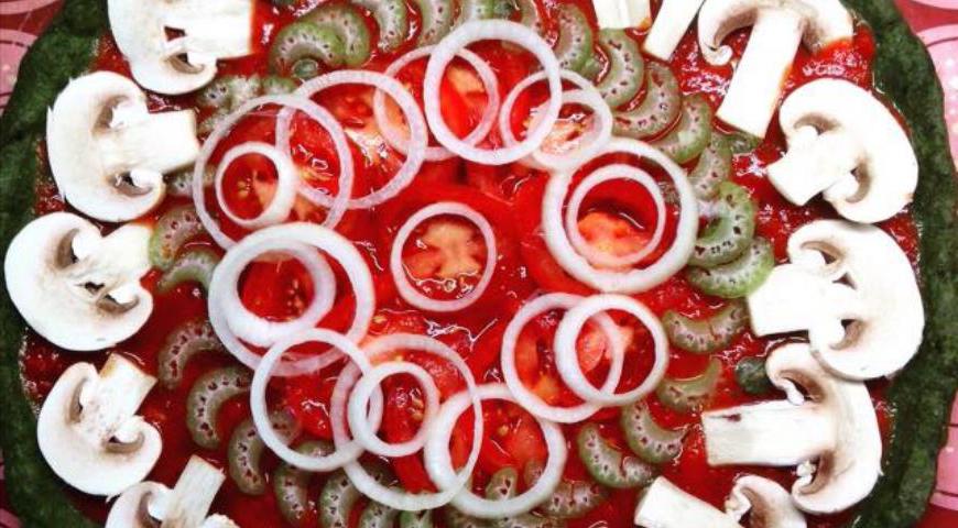 Нарежьте лук тонкими полукольцами и равномерно распределите поверх начинки.