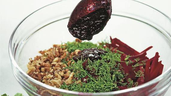 Полезный и вкусный салат из свеклы с черной смородиной и орехами