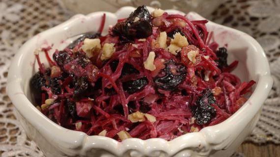 Полезный и вкусный салат из свеклы с черносливом, орехами и изюмом