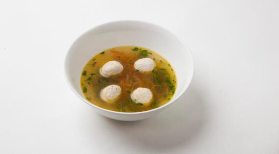 Полезный овощной бульон с куриными фрикадельками и бурым рисом