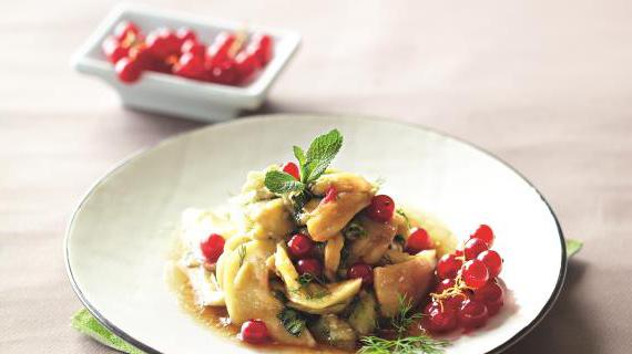 Полезный паровой салат из баклажанов с укропом, мятой и ягодами