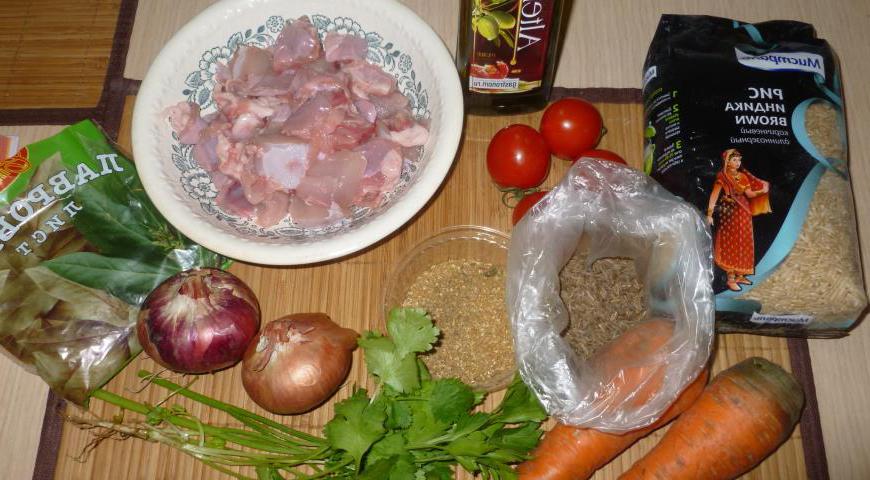 Подготовьте все необходимые продукты. Мясо кролика нарежьте на небольшие порционные кусочки, лук очистите и мелко порубите, морковь натрите на крупной терке.