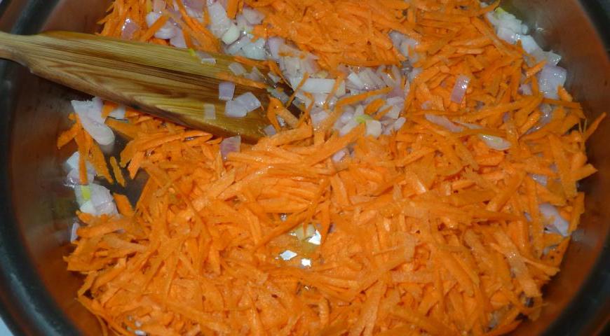 Добавьте кролика к овощам и обжарьте его до легкой корочки, периодически помешивая.