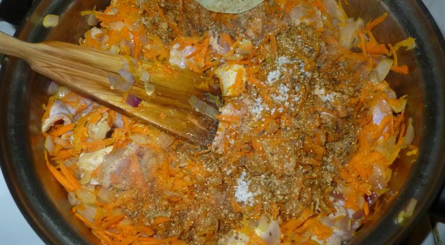 Посолите по вкусу, добавьте смесь специй и лавровый лист. Хорошо перемешайте, чтобы мясо равномерно пропиталось ароматами.