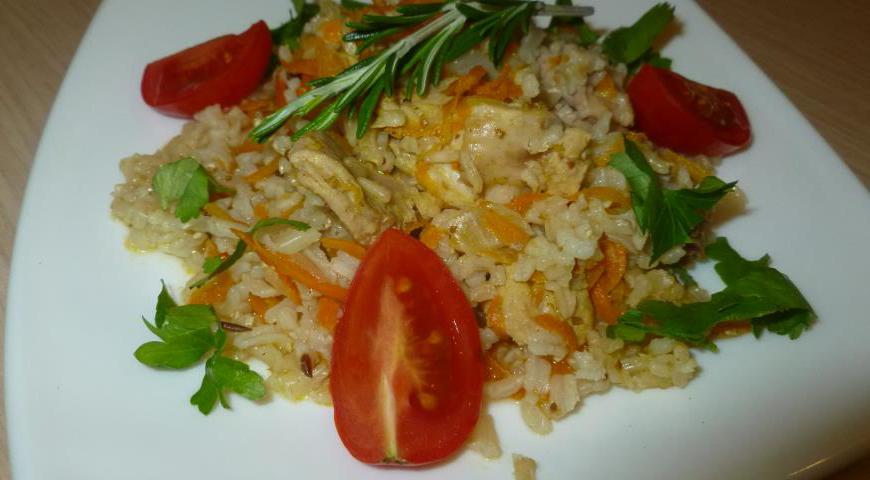 Готовый плов украсьте свежей петрушкой, дольками помидоров черри и веточкой розмарина. Подавайте горячим.