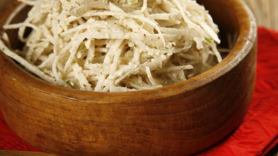 Полезный салат из редьки с грецкими орехами и сельдереем