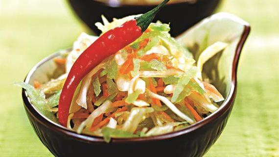 Полезный салат с редькой, белокочанной капустой и морковью