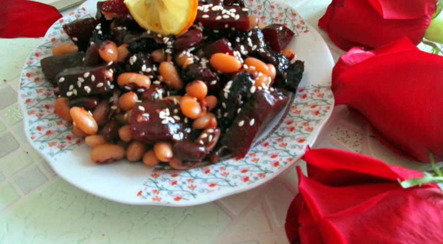 Перед подачей посыпьте салат кунжутом для аромата и красивой подачи. Приятного аппетита!