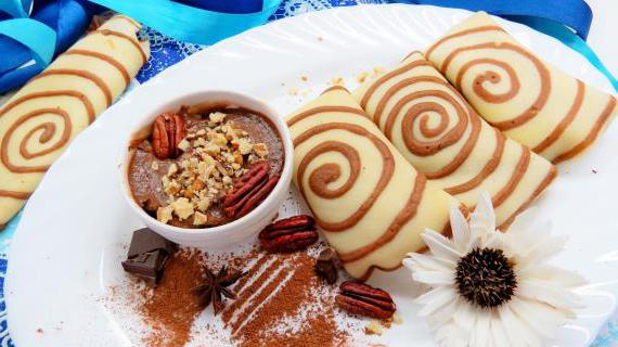 Полосатые блинчики с ароматным шоколадно-ореховым кремом — вкусное угощение для всей семьи
