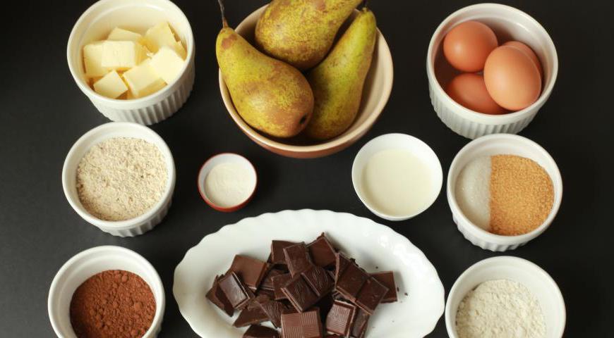 Для более насыщенного вкуса выбирайте алкализированное какао, хотя можно использовать и обычное. Темный, но не горький шоколад придаст кексу глубину вкуса. Сахар я использую в пропорции половина белого, половина коричневого. Миндальную муку предпочтительно брать среднего помола — она добавляет текстуру. Груши лучше всего брать сочные, например, сорт Конференц.