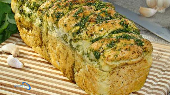 Постный чесночный хлеб с ароматной зеленью: мягкий и хрустящий рецепт для поста