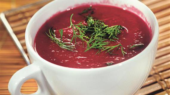 Постный свекольник с ароматными овощами и яблоком