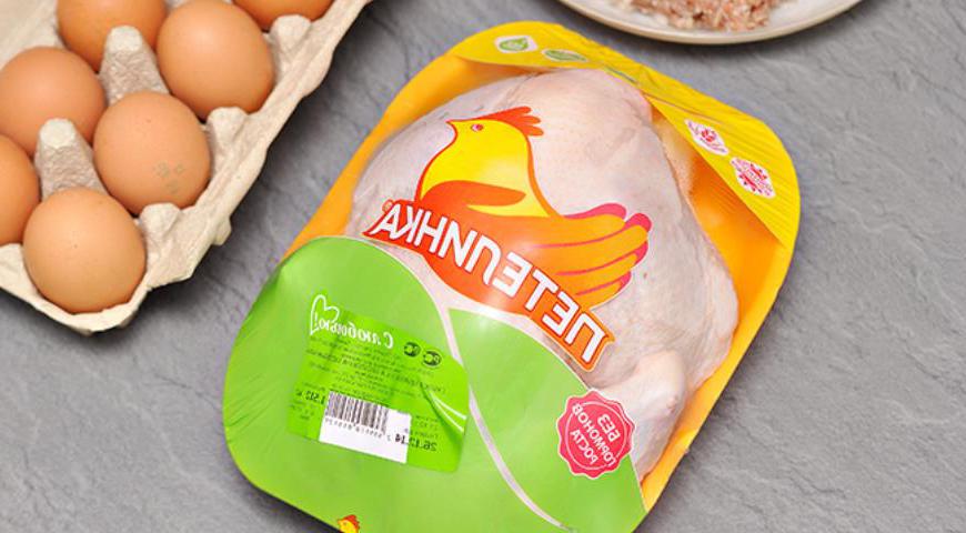 Аккуратно удалите все кости из тушки курицы, оставив кожу и мясо целыми. Начните с нижнего отверстия, аккуратно выньте внутренние кости, оставив крылья без изменений. Сделать это можно острым ножом, главное — сохранить форму тушки.