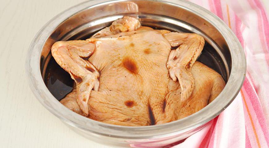 Смешайте ананасовый сок, соевый соус и черный перец для маринада. Погрузите курицу в маринад и оставьте на 2–3 часа или лучше всего на всю ночь в холодильнике для лучшего пропитывания вкусами.
