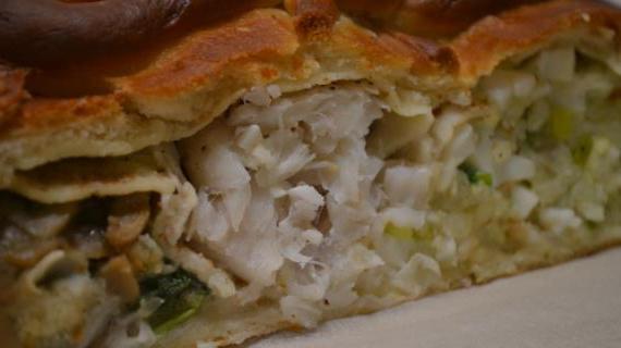 Праздничная кулебяка с треской, грибами и рисом