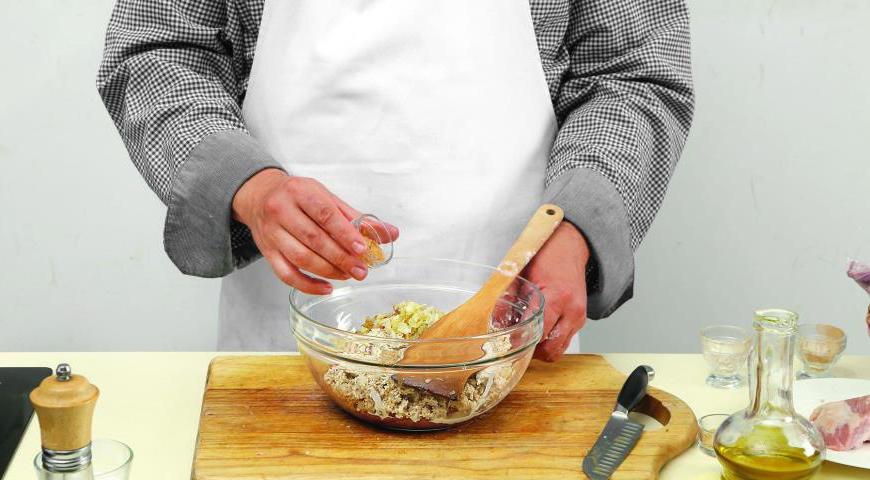 Порубите печенку ножом на мелкие кусочки. Свинину проверните через мясорубку с крупной решеткой или нарежьте мелкими кусочками и порубите в фарш тяжелым ножом. Смешайте свиной фарш, печенку, замоченный хлеб и жареный лук. Приправьте коричневым сахаром, имбирем, корицей, гвоздикой, солью и перцем.