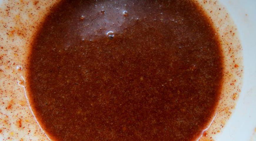 Готовим маринад для утки. В мисочке смешать кунжутное масло, майонез, горчицу и яблочный уксус, перемешать, добавить все специи и снова перемешать до однородности.