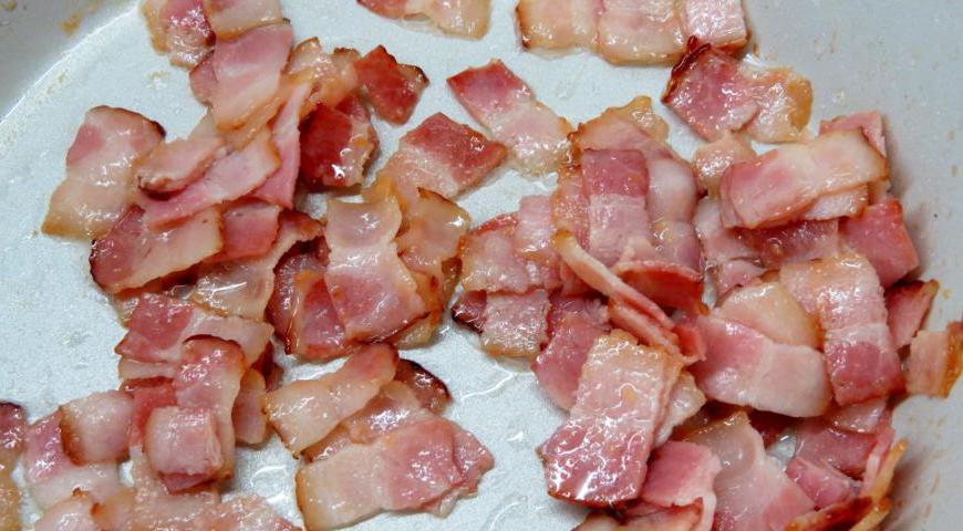 Бекон порезать небольшими кусочками, обжарить на сковороде без масла.