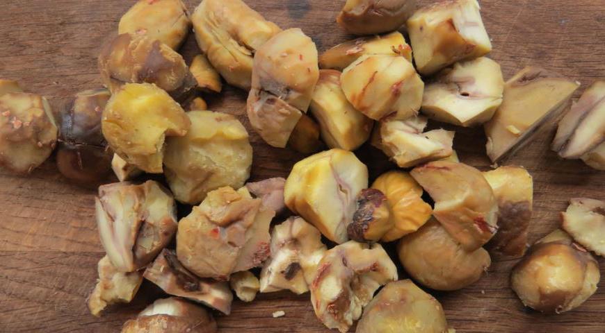 Очищенные каштаны нарезать на половинки.