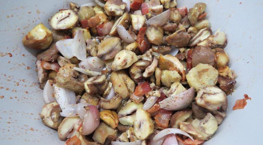 Добавить каштаны в сковороду к бекону и луку. Посолить, поперчить по вкусу.