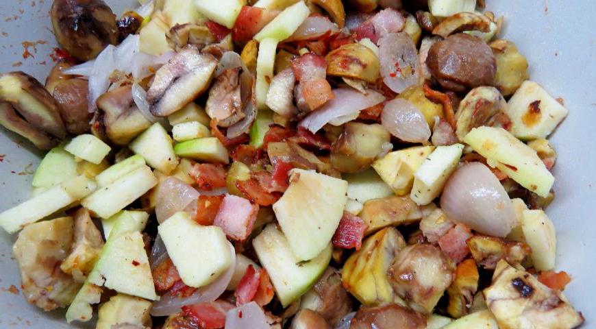 Зеленое яблоко почистить, нарезать небольшими кусочками, добавить в сковороду к остальным ингредиентам, перемешать, затем потомить пару минут. Начинка готова.