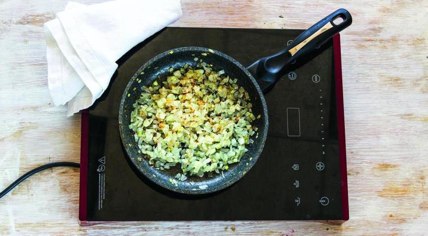 Нарежьте лук полукольцами, а зелень вместе с чесноком - крупной соломкой. Обжарьте лук на оливковом масле до красивого золотистого цвета и дайте ему немного остыть.