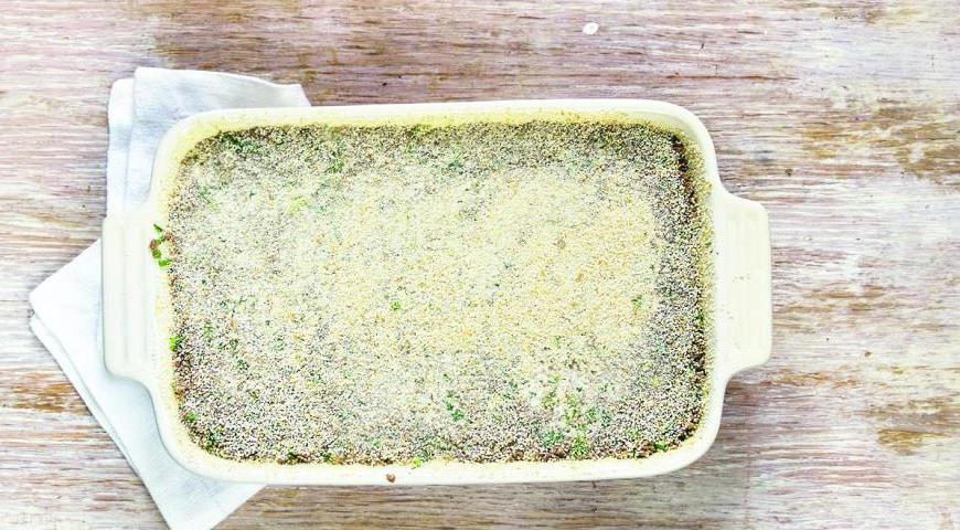 Смажьте формы для запекания сливочным маслом, посыпьте панировочными сухарями. Разделите фарш между двумя формами размером 24х11 см, плотно утрамбуйте. Сверху щедро полейте оливковым маслом и посыпьте сухарями. Выпекайте в предварительно разогретой до 210°C духовке в течение 35-45 минут. Подавайте горячим или в теплом виде с легким зеленым салатом.
