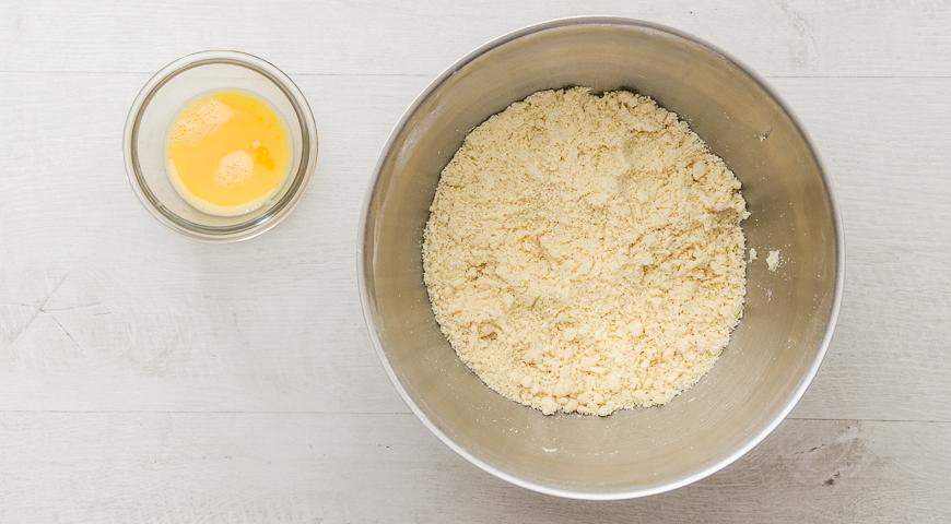 Взбейте размягчённое масло с сахаром и яйцом миксером до кремообразной консистенции. Добавьте цедру апельсина и тщательно перемешайте.