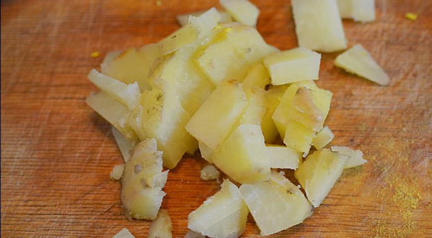 Вареный картофель также нарежьте небольшими кусочками.