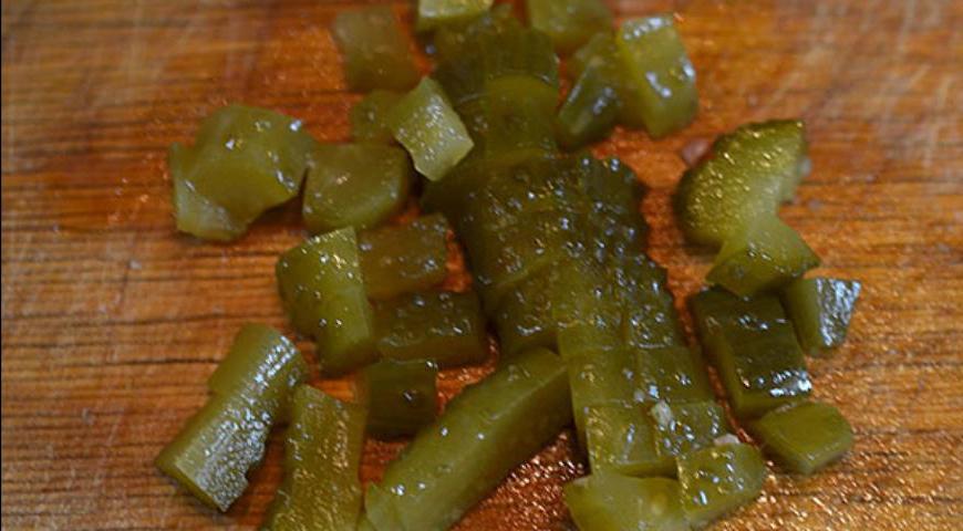 Маринованный и свежий огурцы нарежьте одинаковыми кубиками для гармоничного вкуса.