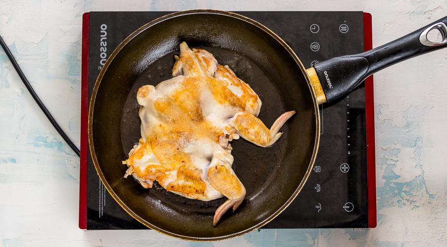 Цыплят тщательно промойте, обсушите бумажными полотенцами. Каждого разрежьте пополам вдоль, аккуратно удалите кости из грудки и ножек, крылья оставьте. Разогрейте масло в сковороде и обжарьте каждую половинку по 5 минут с обеих сторон до легкой корочки. Переложите на тарелку.