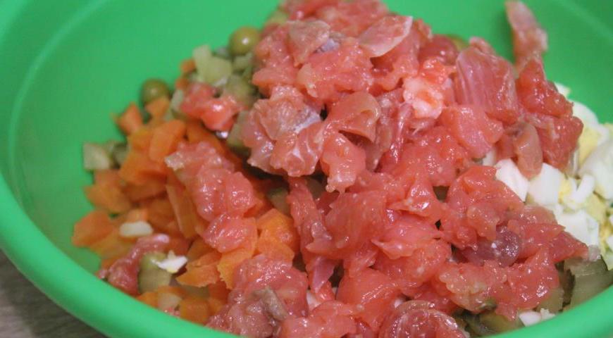 Слабосоленую семгу нарезать аккуратными кусочками, примерно такого же размера, как и остальные компоненты.