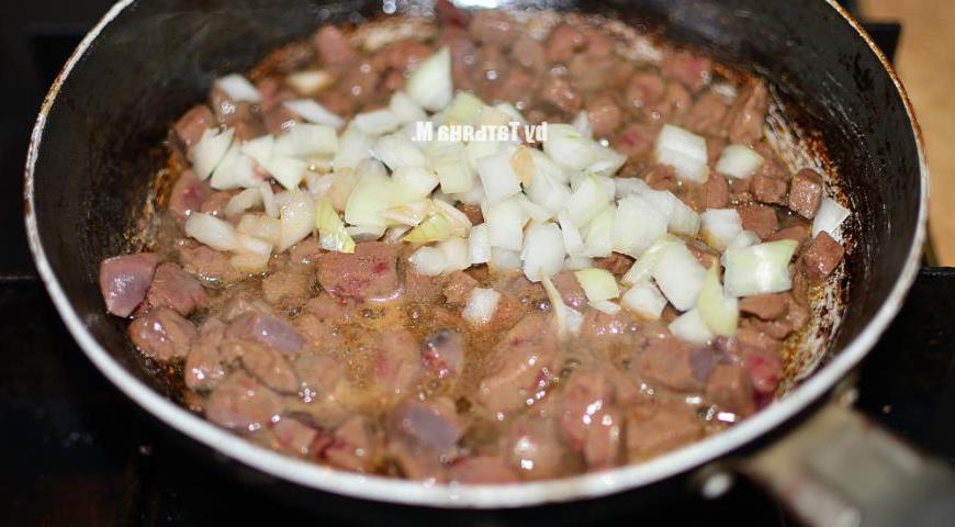 Говяжью печень нарежьте небольшими кубиками. Обжаривайте её на сковороде, смазанной растительным маслом, добавив соевый соус. Добавьте измельченный репчатый лук, накройте крышкой и доведите до готовности на медленном огне, периодически помешивая. Затем остудите.